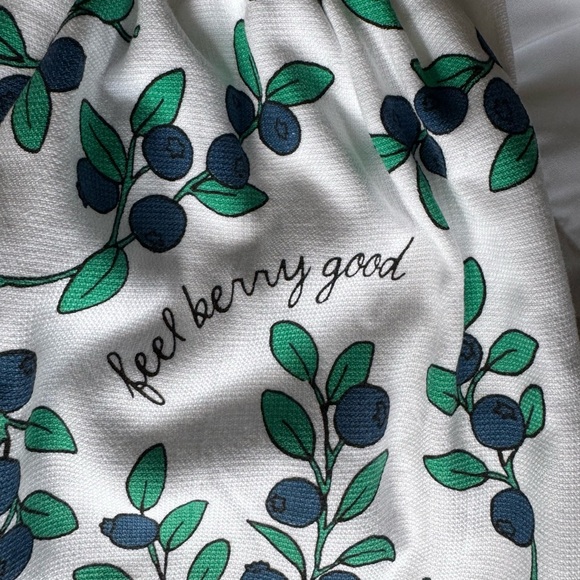 Hand crafted brand new Rae Dunn upcycled Leaf and berries feel berry good Towels - Picture 4 of 4